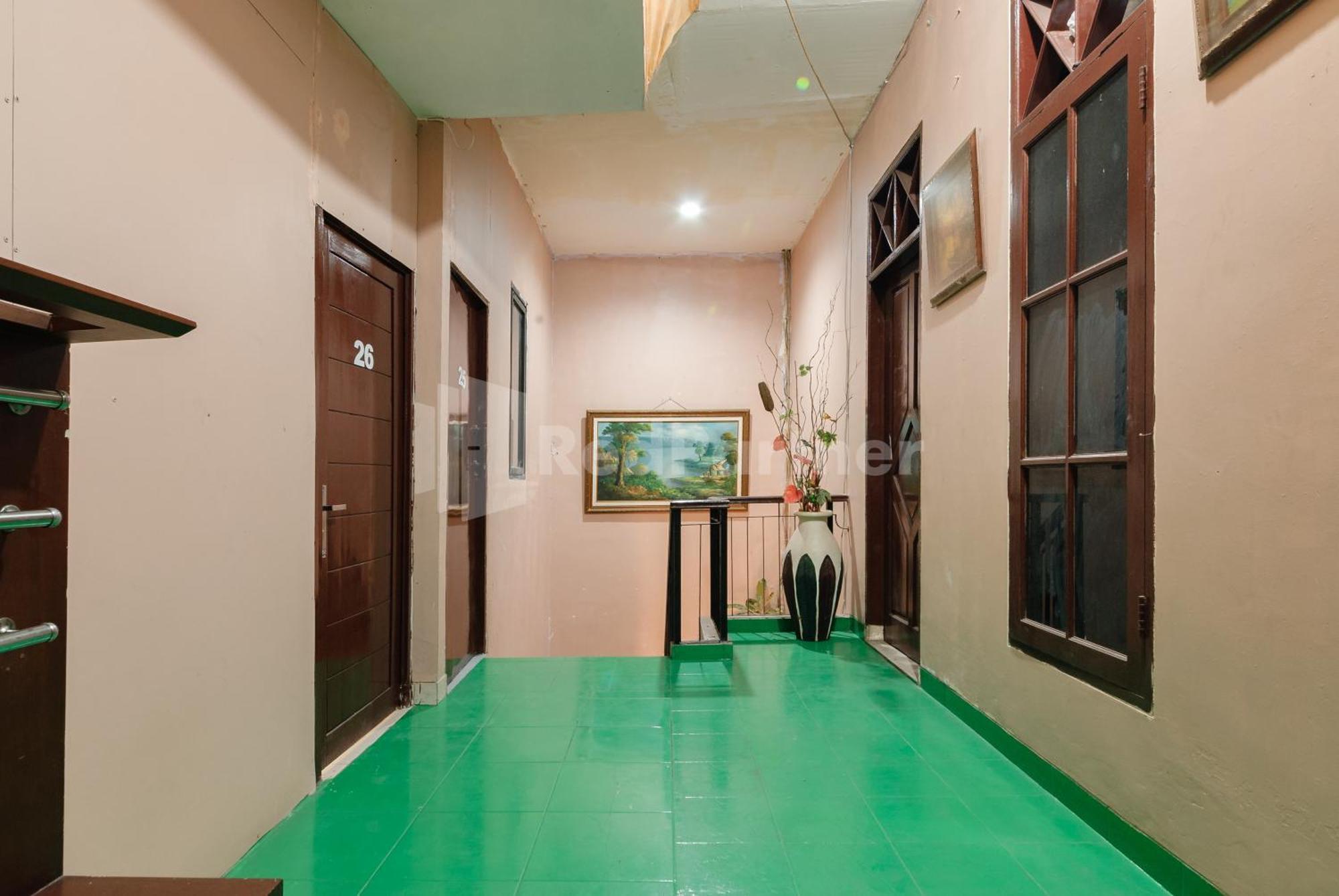 Sr Residence Near Mall Ciputra Cibubur Mitra Reddoorz Bekasi Bagian luar foto