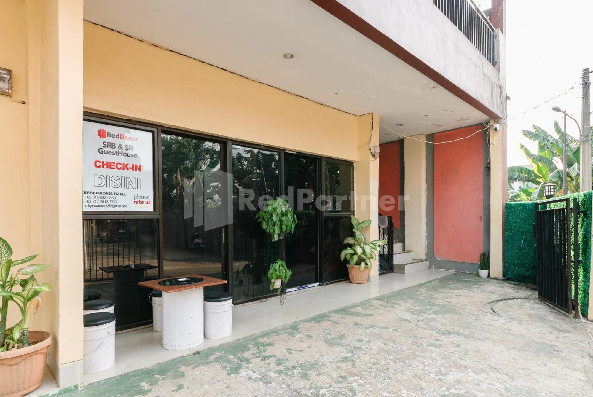 Sr Residence Near Mall Ciputra Cibubur Mitra Reddoorz Bekasi Bagian luar foto