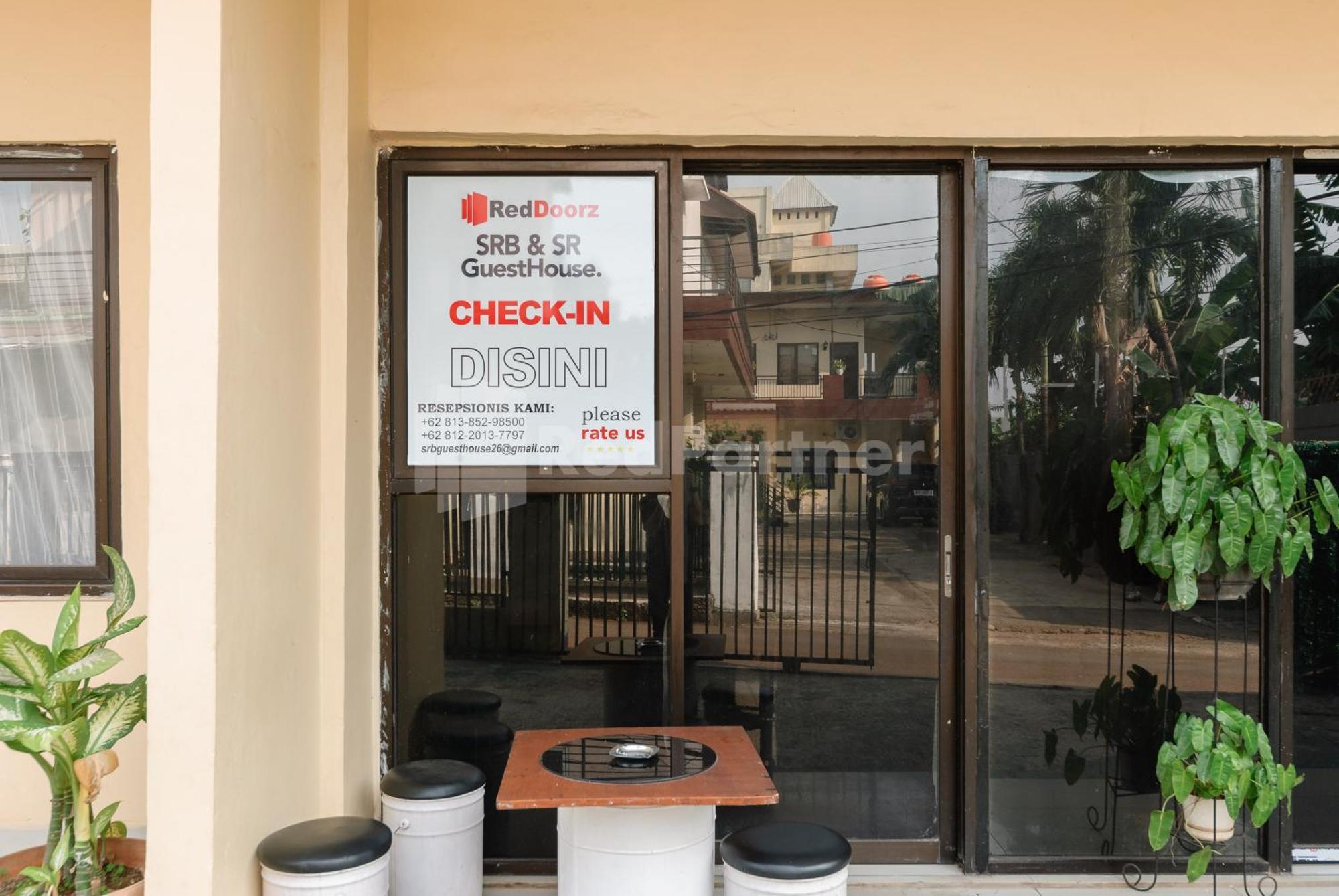 Sr Residence Near Mall Ciputra Cibubur Mitra Reddoorz Bekasi Bagian luar foto
