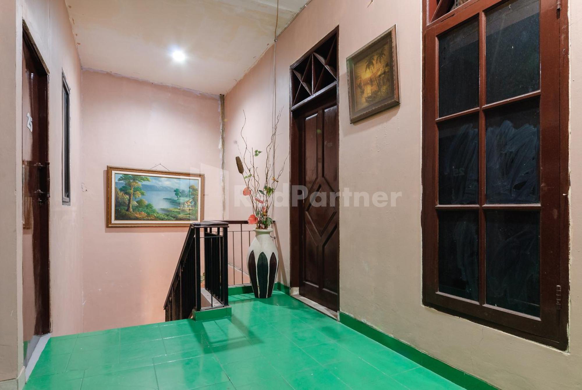 Sr Residence Near Mall Ciputra Cibubur Mitra Reddoorz Bekasi Bagian luar foto