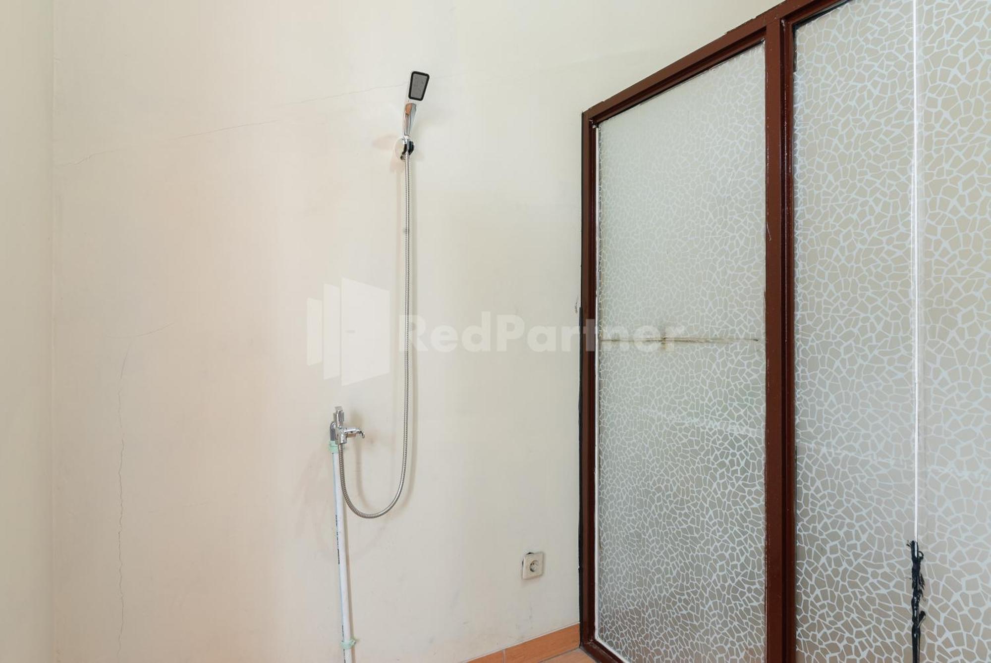 Sr Residence Near Mall Ciputra Cibubur Mitra Reddoorz Bekasi Bagian luar foto